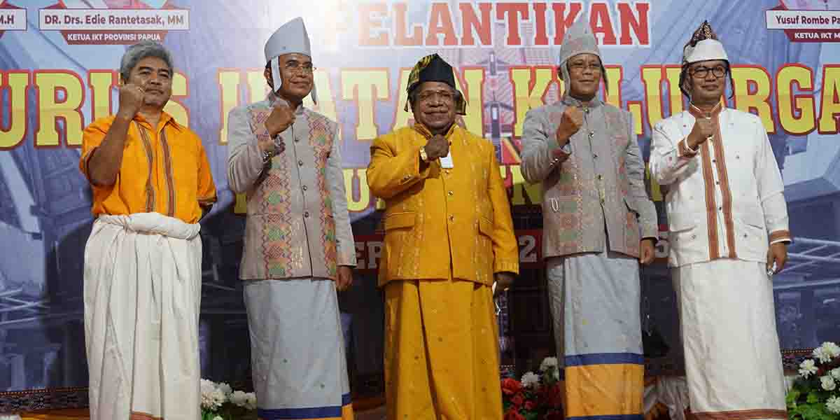 Pengurus IKT Mimika periode 2021-2025, pengurus dimisioner, Bupati Mimika, Eltinus Omaleng dan Ketua IKT Pappua, Edie Rantetasak. Foto: Anti Patabang/Papua60detik